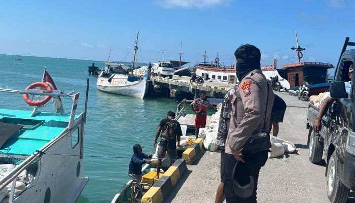 Tabir Kandasnya Kapal Beras Bulog di Raas: Akankah Distribusi Pangan Tetap Aman?