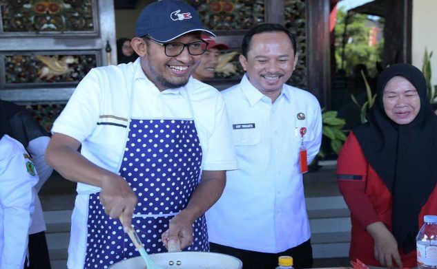 HUT ke-80 RI: Bupati Fauzi ‘Ngulek’ Mie Goreng Disaksikan Emak-emak ASN