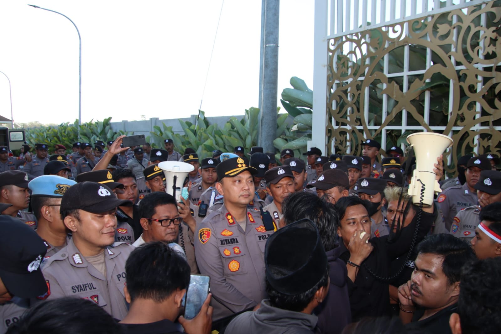 Kapolres Sumenep Turun Langsung Temui Massa Aksi Aliansi Masyarakat Sumenep