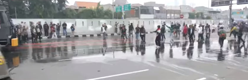 Demo Tunjangan DPR Ricuh, Polisi Bubarkan Massa di Gerbang Senayan