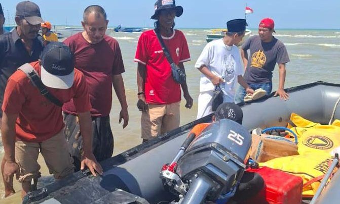 Nelayan Sampang Ditelan Ombak, Perahu Ditemukan Kosong