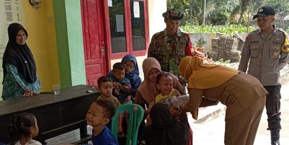 Babinsa dan Puskesmas Manding Sukses Vaksinasi 109 Anak