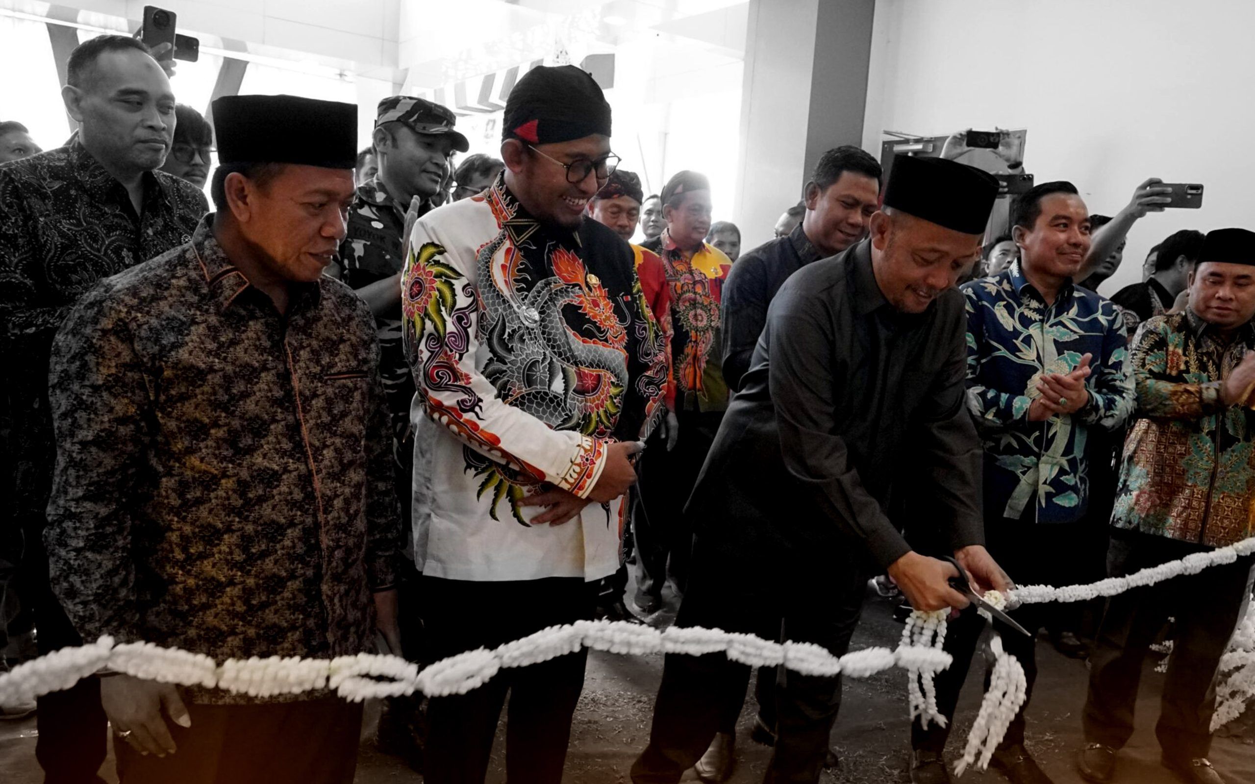 Ironi Gedung DPRD Sumenep: Diresmikan Megah, Rusak Lebih Cepat dari Janji Manis!