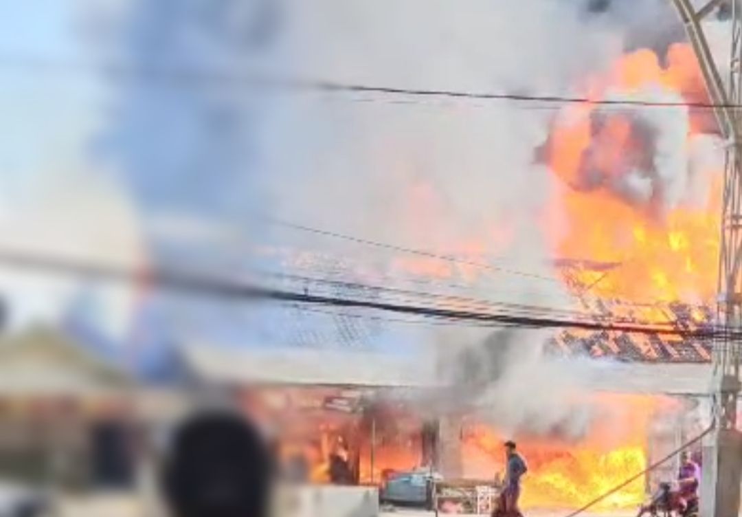 Detik-detik Kebakaran Hebat di Ganding Sumenep, Sejumlah Toko Ludes Terbakar
