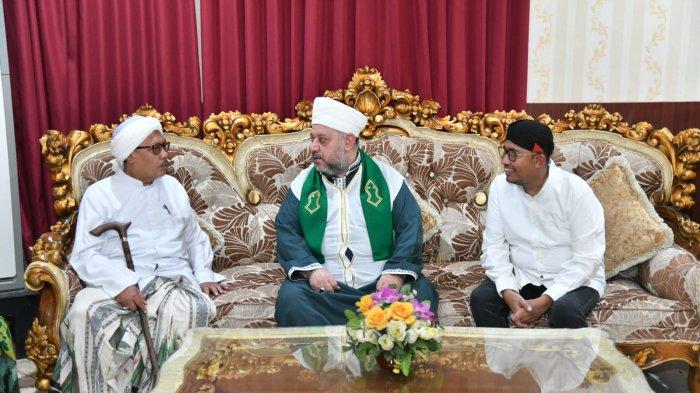 Momen Bupati Fauzi Bersama Ketua Dewan Pembina Kaprowi dan Ulama Makkah Syaikh Ahmad Al-Murad