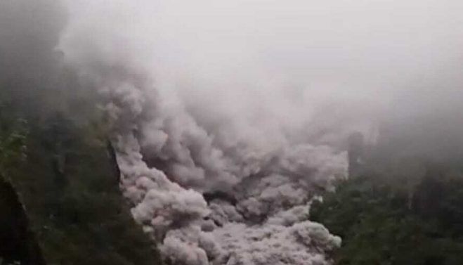DARURAT SEMERU! Status Gunung Api Tertinggi di Jawa Timur Naik ke Level IV (Awas), Ratusan Warga Mengungsi DARURAT SEMERU! Status Gunung Api Tertinggi di Jawa Timur Naik ke Level IV (Awas), Ratusan Warga Mengungsi