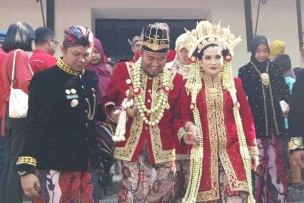 Kapan Bupati Fauzi Menikah dengan Nia Kurnia?
