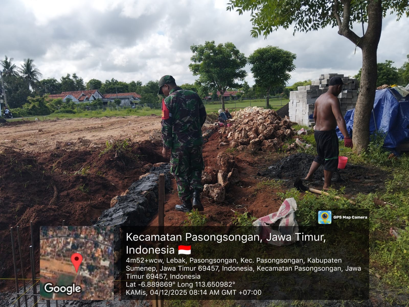 Babinsa Kawal Ketat Pembangunan Koperasi Desa Pasongsongan, Pondasi Cakar Ayam Jadi Sorotan Utama