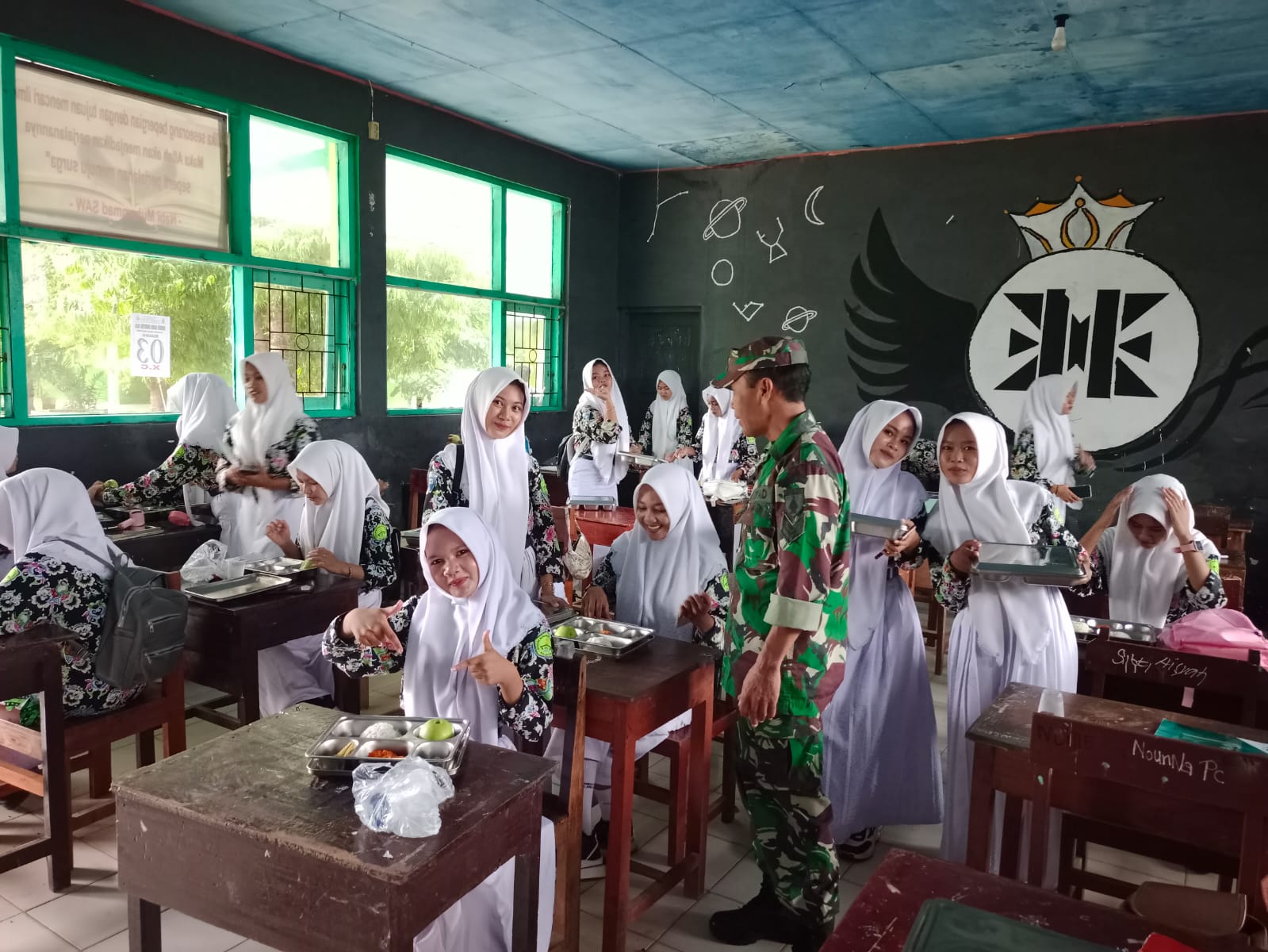 Babinsa Kangean Pastikan Kualitas, 2.909 Pelajar Sumenep Nikmati Program Makan Bergizi Gratis