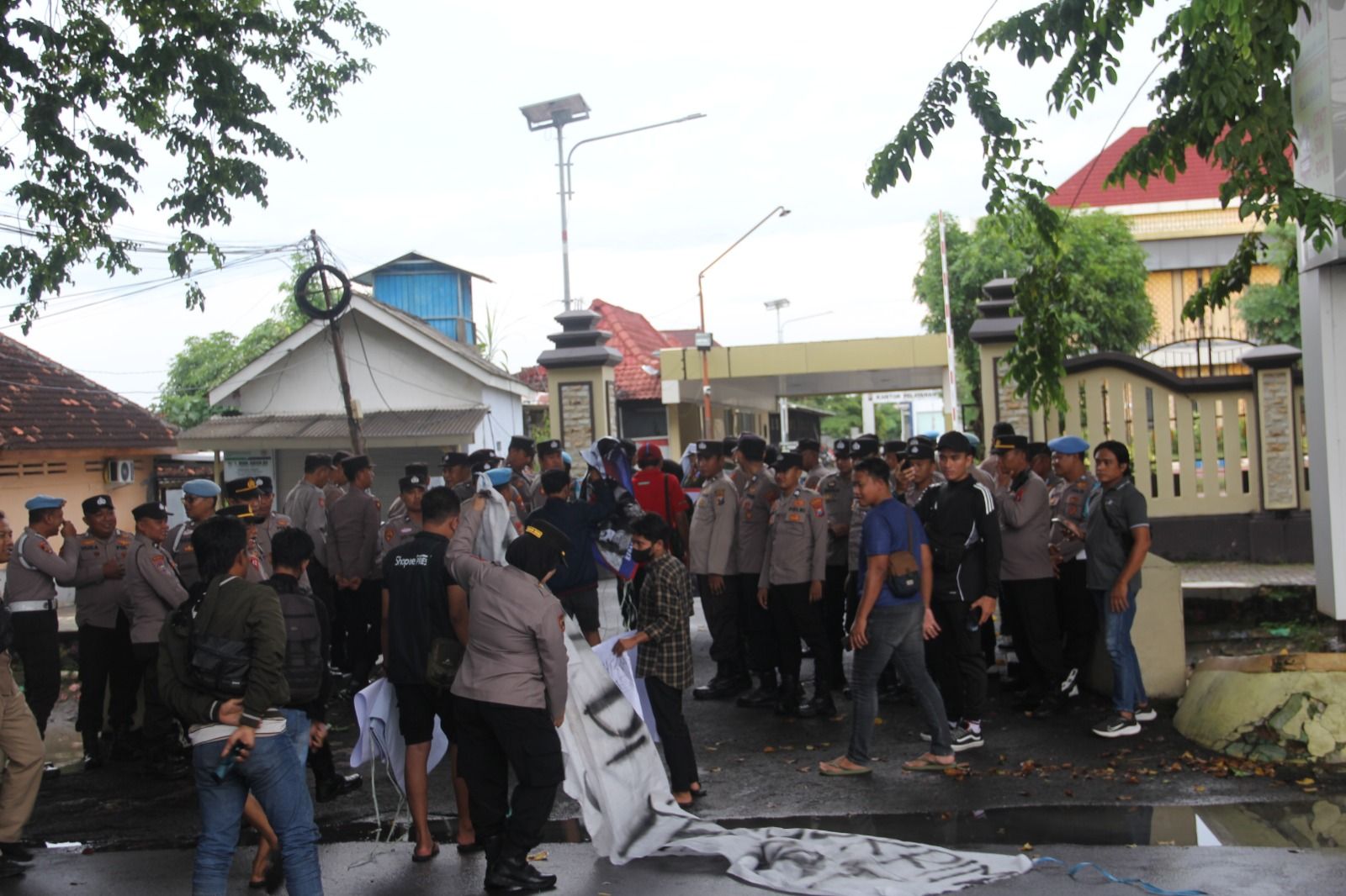 HOT NEWS: Dukung Pemberantasan Korupsi: Polres Sumenep Amankan Aksi Bisu DEAR Jatim yang “Menyentuh”