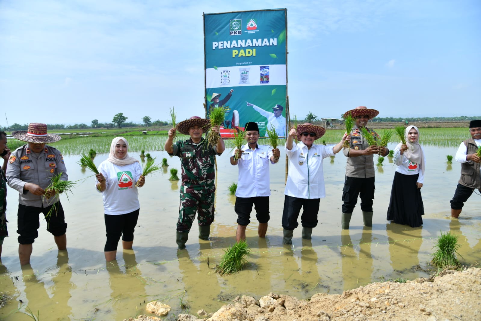 Sinergi TNI-Pemkab: Dukung Ketahanan Pangan, Percepatan Tanam Padi di Desa Gunggung Sumenep
