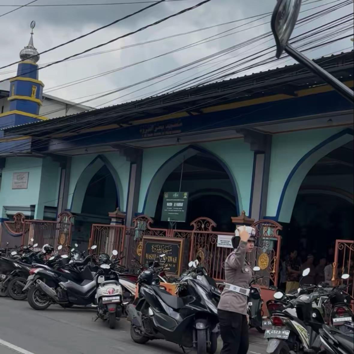 Polwan Polres Sumenep Laksanakan PAM dan Gatur Lalin Jumat