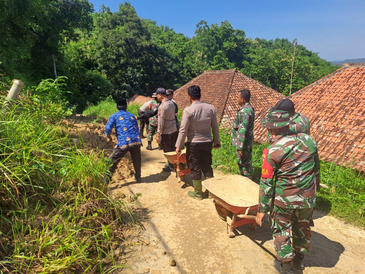 Akses Jalan Payudan Daleman Terputus Longsor, Polsek Guluk-Guluk Kerahkan Personel dan Ajukan Alat Berat