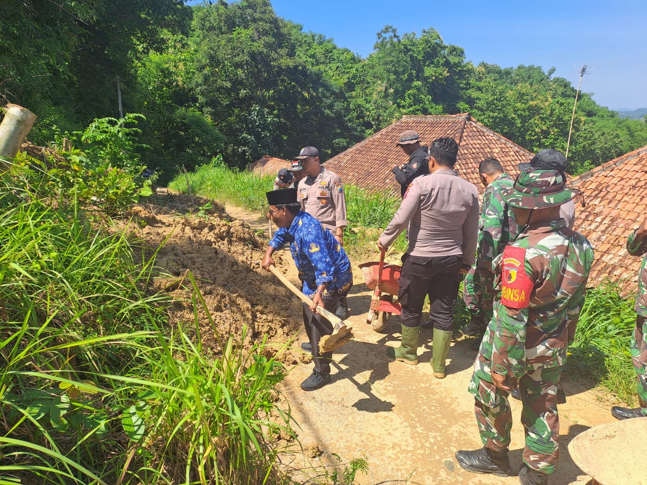 Polsek Guluk-Guluk Bersama TNI dan Masyarakat Tangani Tanah Longsor Desa Payudan Daleman