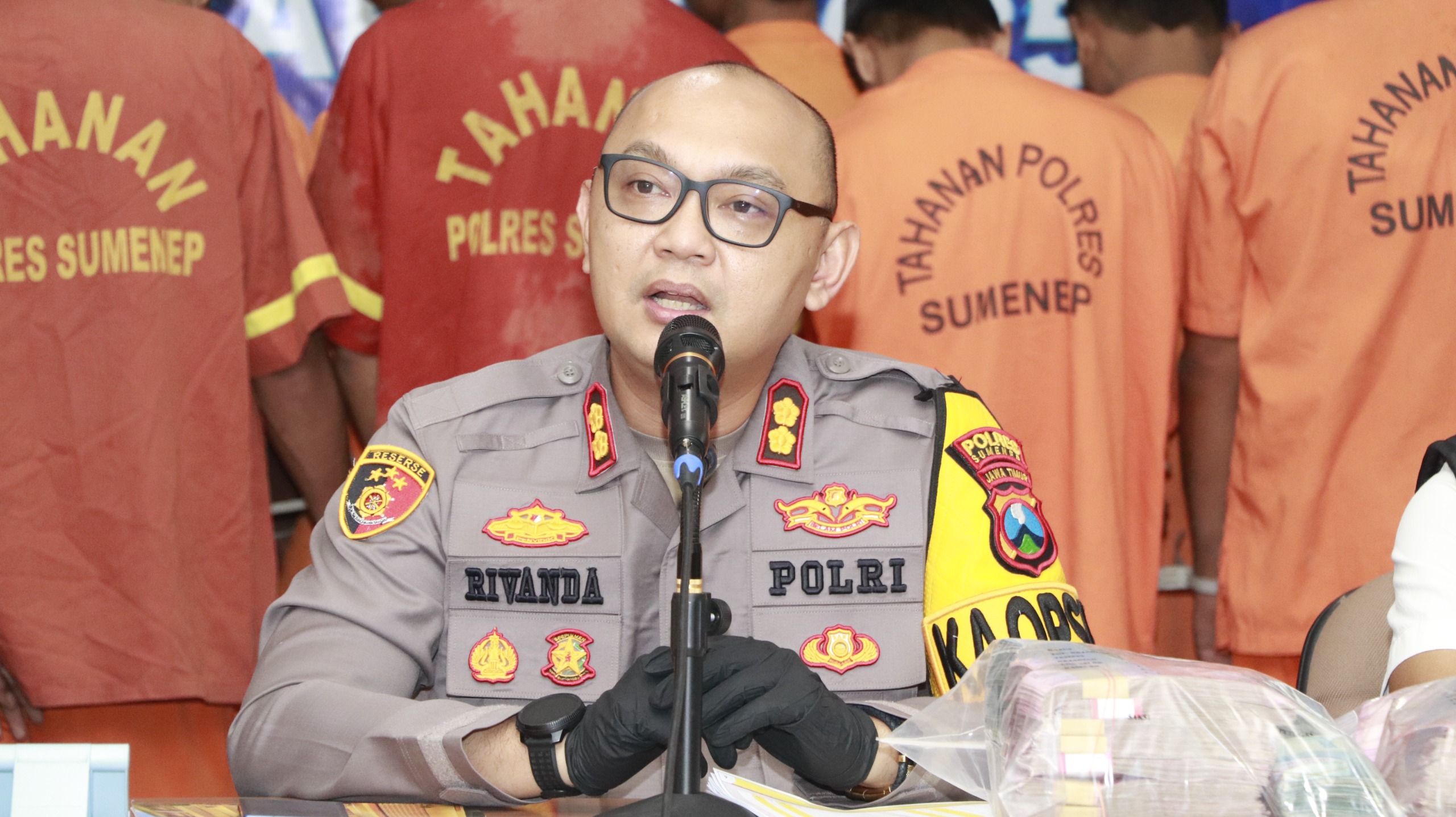 HEADLINE: Malam Tahun Baru di Sumenep: Kapolres Ajak Warga Perbanyak Doa, Larang Pesta Kembang Api dan Konvoi Knalpot Brong!