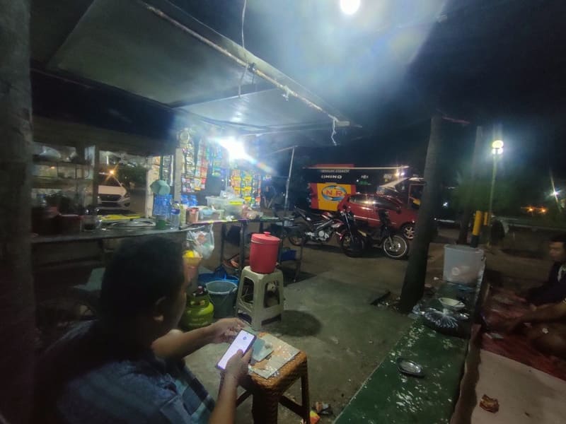 Begadang Sehat ala Kang Sugik: “Racikan Rahasia” di Sudut Masjid Agung Sumenep