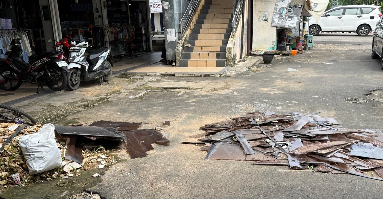 SOROTAN PUBLIK: Area Parkir Pertokoan Tingkat Sumenep Semrawut Pasca-Proyek, Pengunjung Jadi Korban