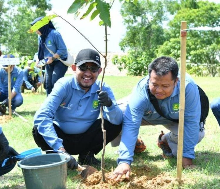 Pemkab & Medco Energi Tanam 1.300 Pohon di TPA Tanonggul, Targetkan Mitigasi Iklim Global Pemkab & Medco Energi Tanam 1.300 Pohon di TPA Tanonggul, Targetkan Mitigasi Iklim Global