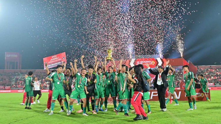 Dramatis! Bermain 10 Pemain, Banteng Jatim Robohkan Banteng Bali di Final Soekarno Cup