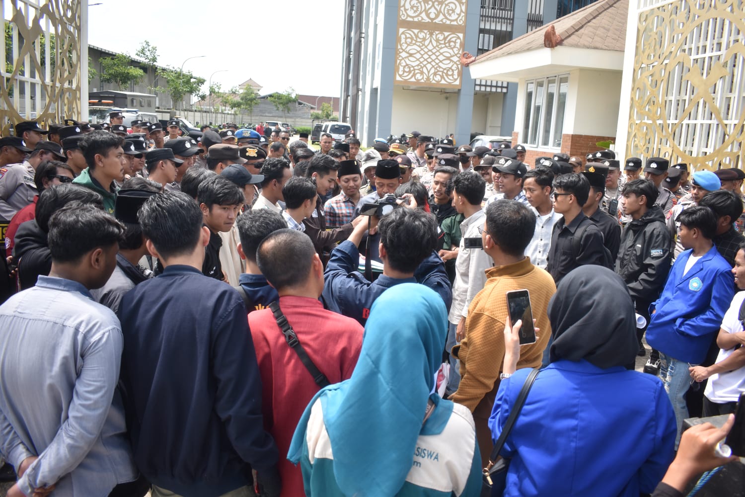 BEM Sumenep Tabuh Genderang Perang Lawan Wacana Pilkada Lewat DPRD: “Ini Pengkhianatan Demokrasi!” BEM Sumenep Tabuh Genderang Perang Lawan Wacana Pilkada Lewat DPRD: “Ini Pengkhianatan Demokrasi!”