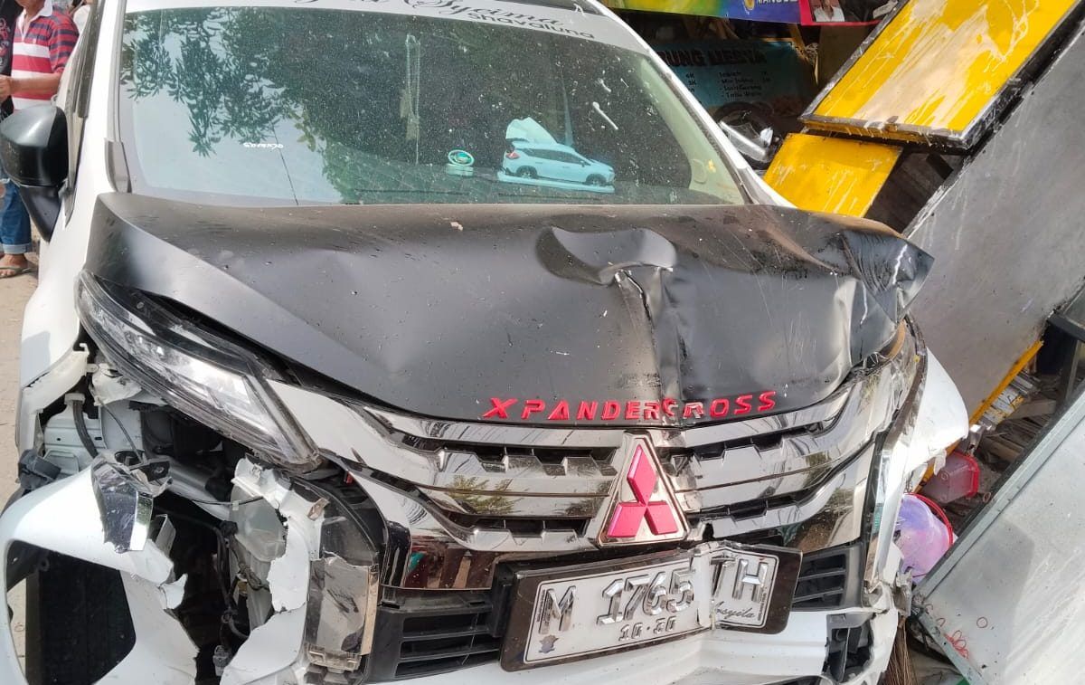 Tragedi KM-5 Marengan: Xpander “Oleng” Hantam Deretan Warung dan PKL, Dua Orang Dilarikan ke Rumah Sakit
