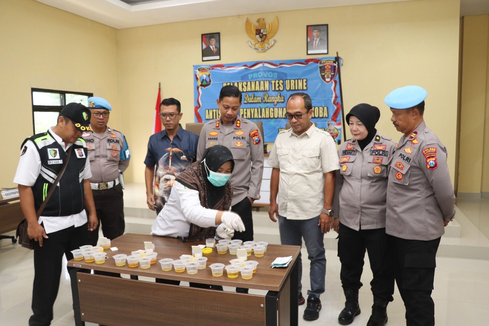 Komitmen Polri Bersih Narkoba, Kapolres Sumenep Laksanakan Tes Urine Personel Sat Reskrim