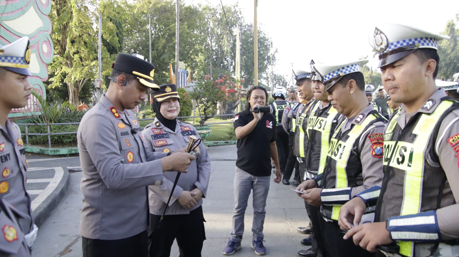 Gebrakan Kapolres Sumenep di Taman Bunga: Pastikan Personel Lantas ‘Bersih’ Sebelum Tertibkan Warga