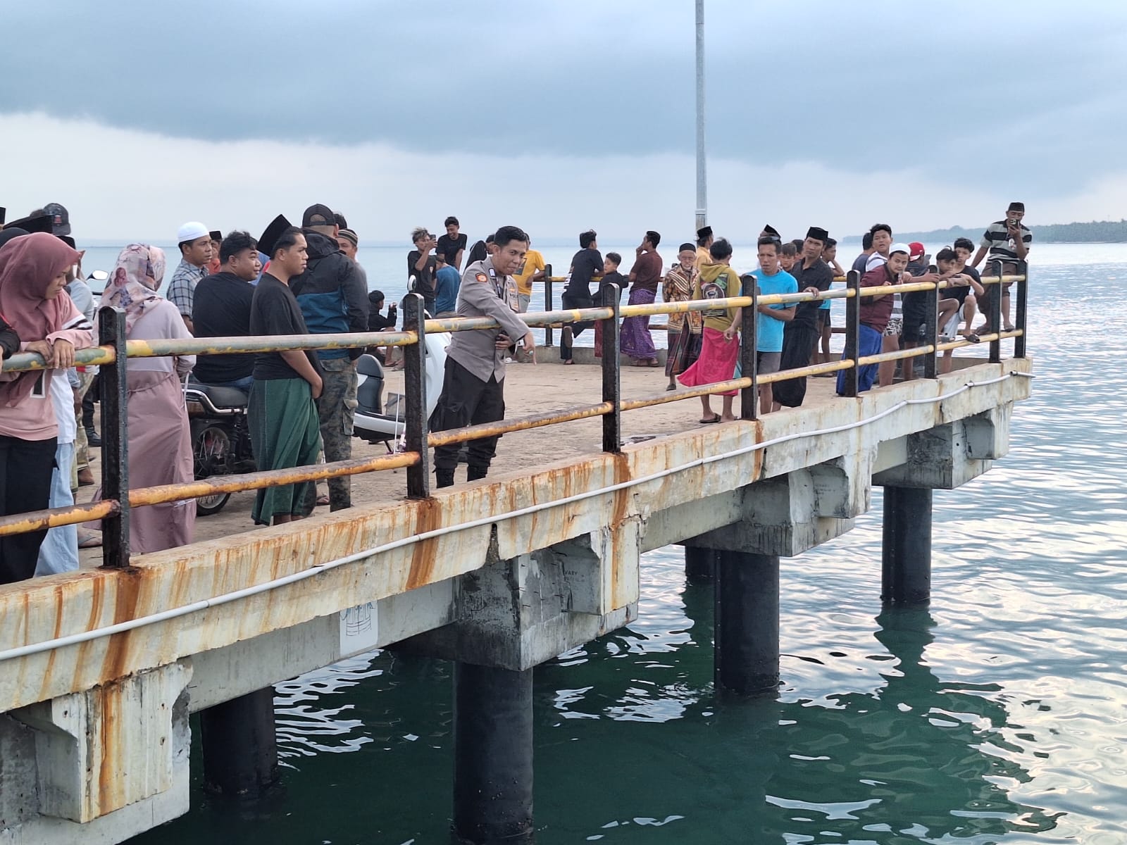 BREAKING NEWS: Usai Berobat, Pemuda Dungkek Melompat ke Laut dari Jembatan Pelabuhan, Pencarian Masih Berlangsung