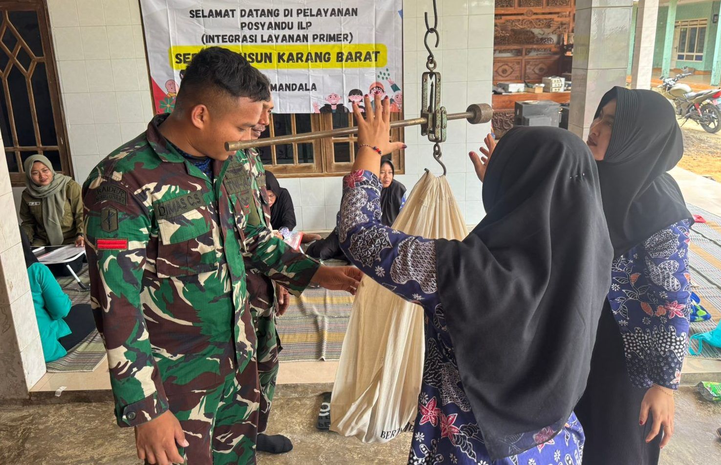 Bukan Sekadar Bangun Jalan, Satgas TMMD 127 Sumenep ‘Jemput Bola’ Sehatkan Balita dan Lansia di Desa Mandala