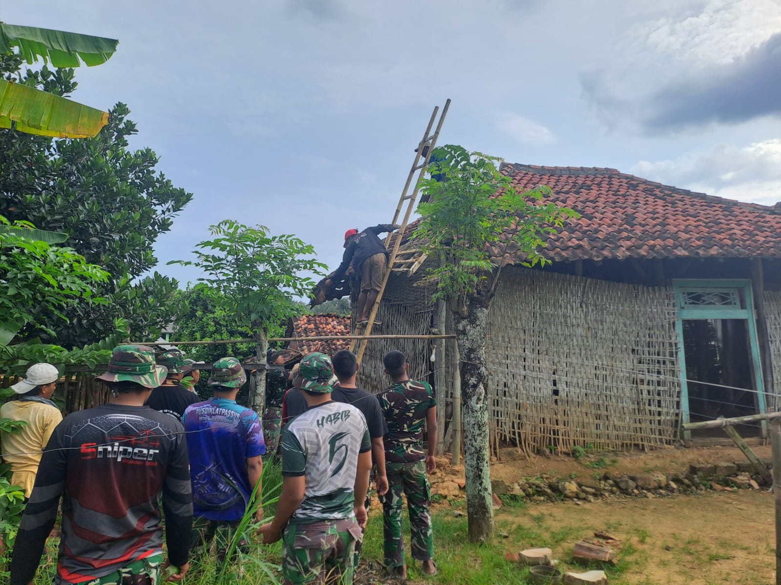 TMMD ke-127 Kodim 0827/Sumenep Mulai Bongkar RTLH Milik Sayyi di Desa Mandala