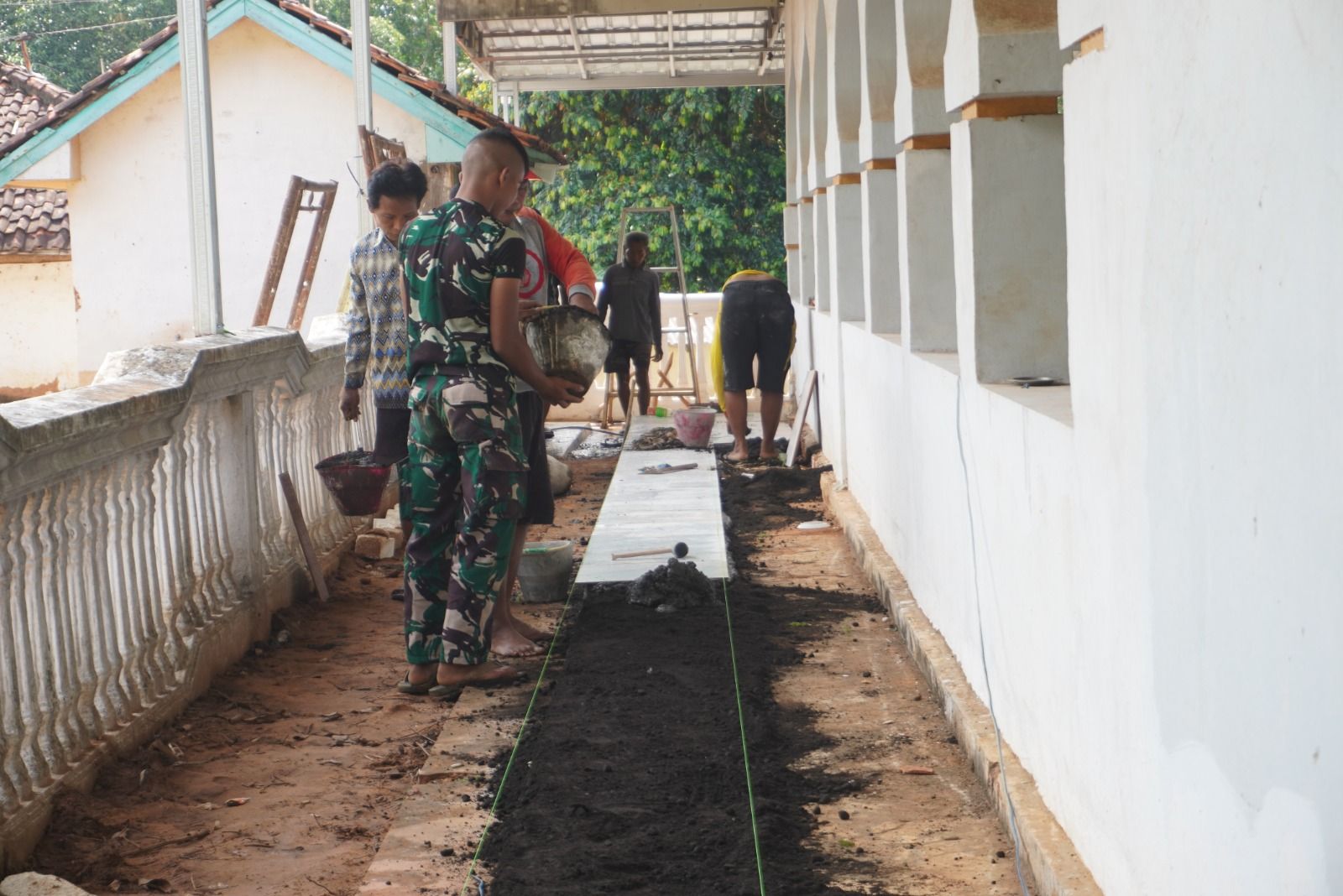 Keramik Terpasang, Masjid Baitur Rahman Berbenah Lewat TMMD