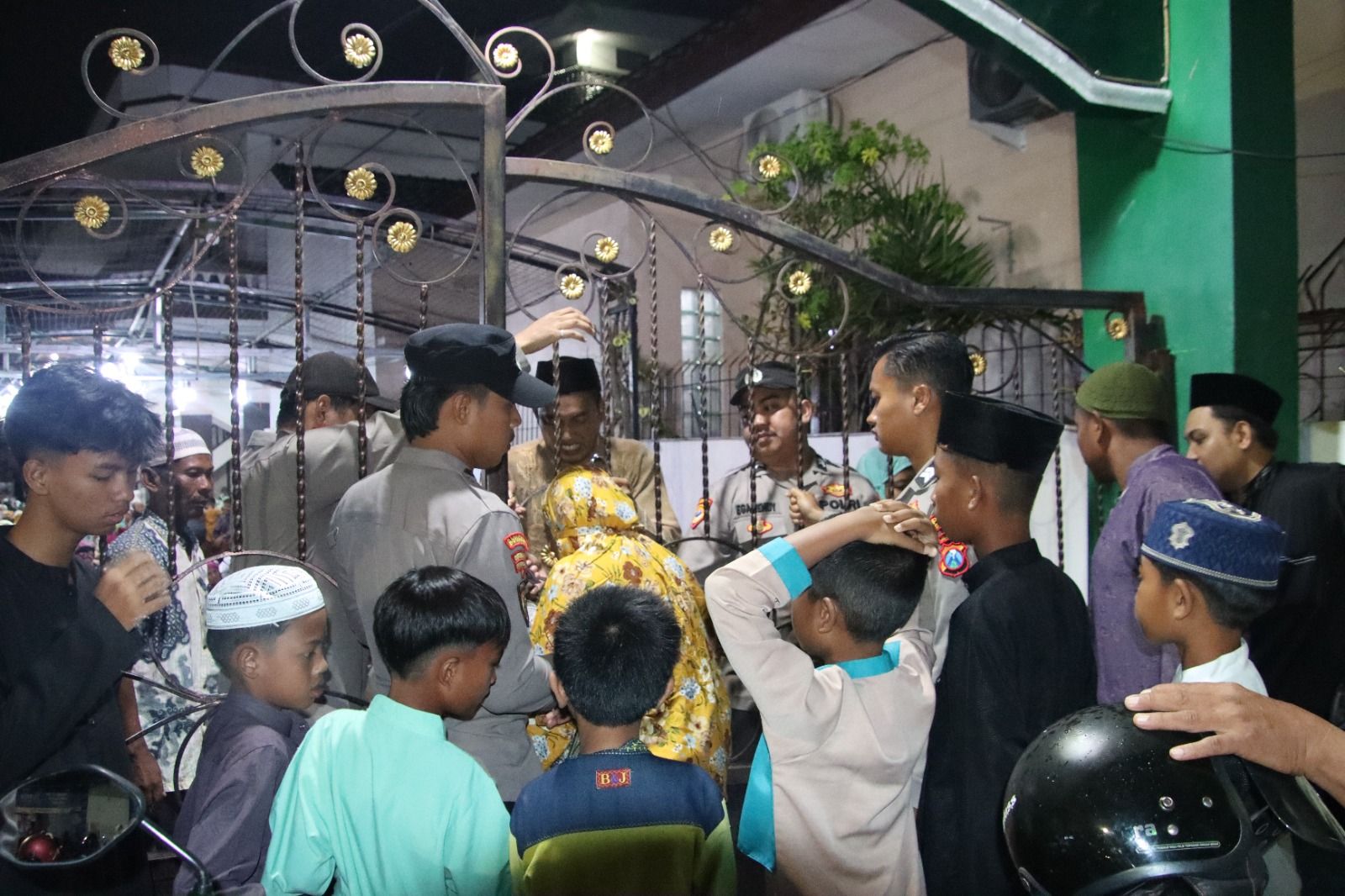 Raih Keberkahan Ramadhan: Polres Sumenep Kawal Kelancaran Sholat Tarawih dan Penyaluran Zakat Mal Said Abdullah