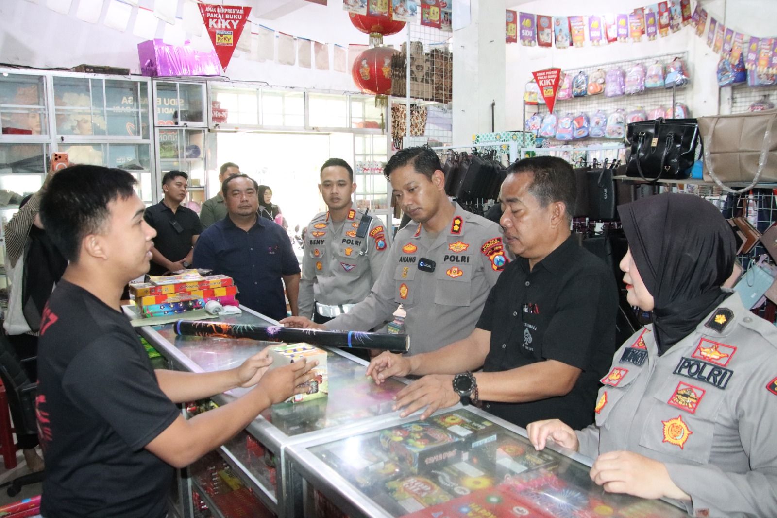Hari Pertama Puasa Ramadhan, Kapolres Sumenep Sidak Petasan di Toko Penjual Kembang Api