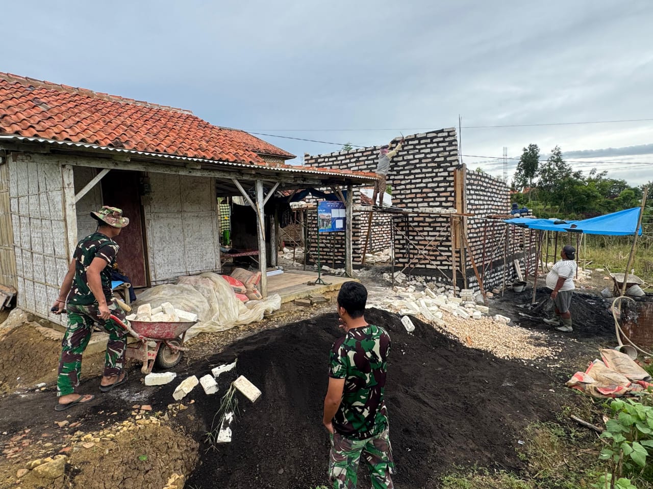 Dinding Rumah Mulai Menjulang, Satgas TMMD 127 Kebut RTLH Milik Sami