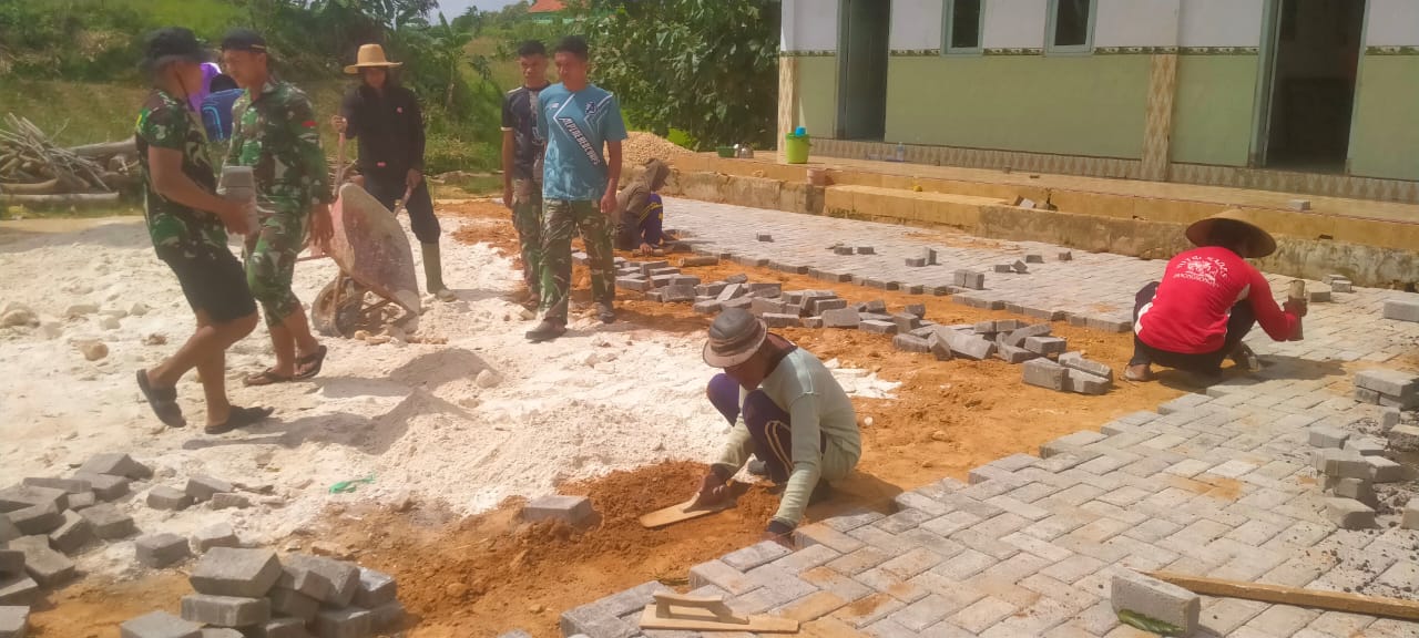 Sinergi Tanpa Batas: Satgas TMMD 127 Sumenep dan Warga Kebut Pavingisasi Ponpes Miftahul Ulum