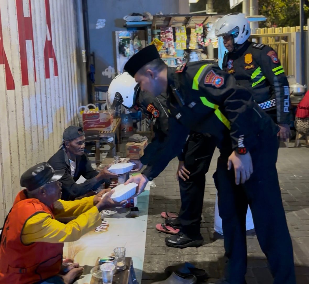 Polantas Menyapa: Membasuh Lelah dengan Sahur di Jalanan Sumenep