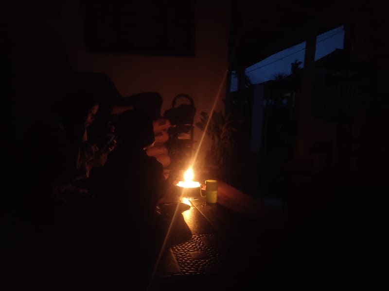 Sumenep Gelap, PLN ‘Tumbang’ di Meja Makan