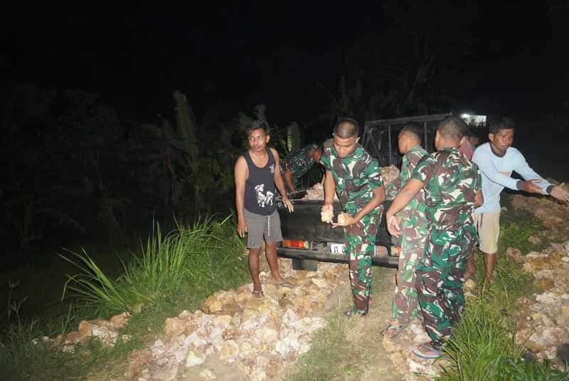 Dansatgas TMMD 127 Sumenep Turun Malam Pantau Pembangunan Jalan