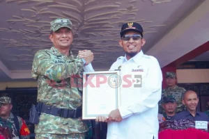 Bupati Sumenep Achmad Fauzi Wongsojudo saat memberikan apresiasi pada penutupan TMMD ke-127 bersama jajaran TNI.