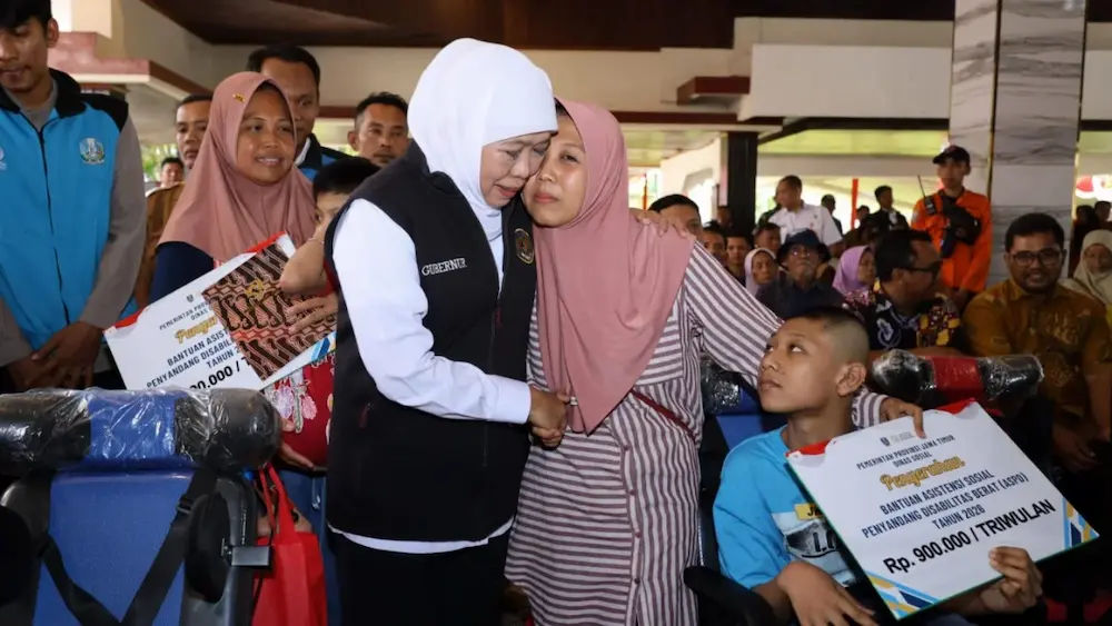 Diplomasi Pelukan: Khofifah “Guyur” Nganjuk Rp8,7 Miliar dan Al-Quran Madinah