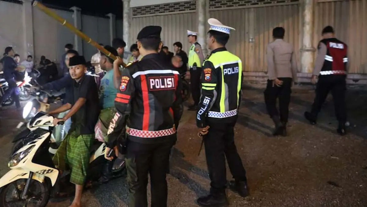 Hormuz Masih Tegang, Sepulu Malah “Perang”: Paradoks Ramadan di Jalur Utara Bangkalan