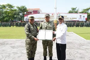 Brigjen TNI Danny Alkadrie saat memimpin upacara penutupan TMMD 127 di Lapangan Pemkab Sumenep.