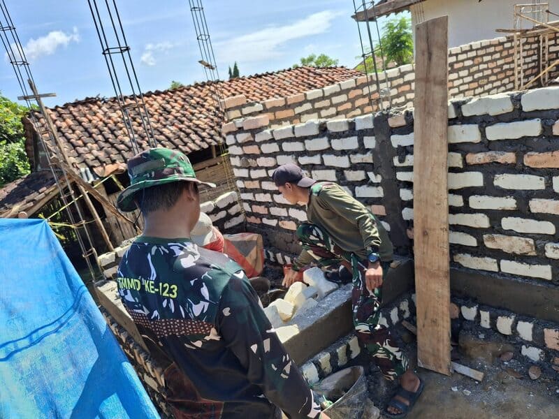 Satgas TMMD 127 Percepat Pemasangan Dinding RTLH Milik Warga Rubaru