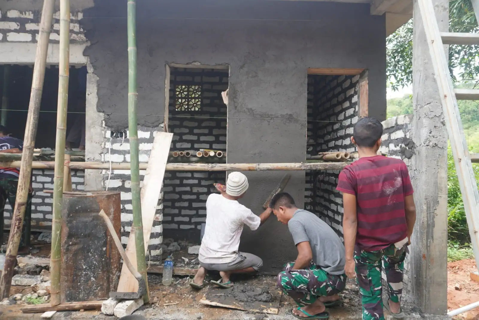 Satgas TMMD Plester MWK Masjid, Hadirkan Kenyamanan Warga Menjelang Idul Fitri