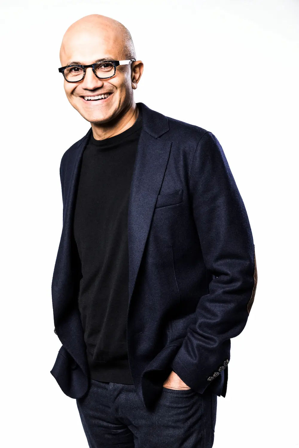 Satya Nadella, CEO Microsoft, memberikan penghormatan kepada CEO Adobe Shantanu Narayen atas kepemimpinan legendarisnya.