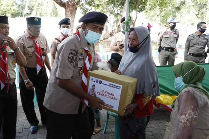 Wabup Achmad Fauzi Serahkan Bantuan Kemanusiaan