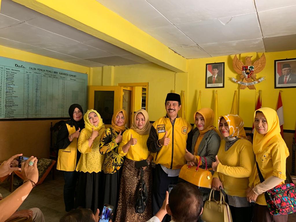 Heboh! Bacabup PKB Sumenep Berseragam Golkar, Fotonya Viral Bersama Wanita Cantik