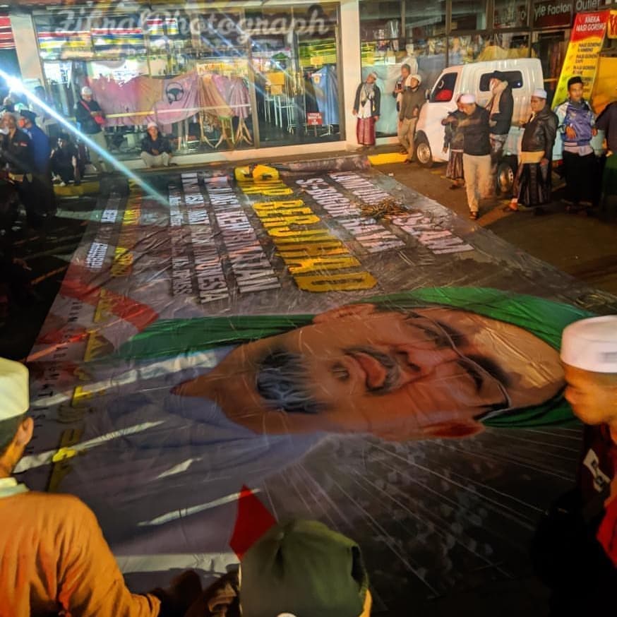Heboh, Ribuan Warga Gelar Takbir Di Depan Baleho Habib Rizieq