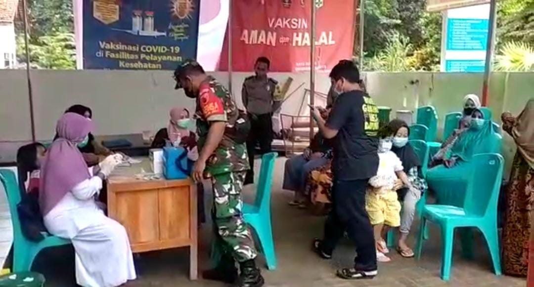 Babinsa Dan Bhabinkamtibmas Kawal Vaksinasi Di Puskesmas Giligenting Babinsa Dan Bhabinkamtibmas Kawal Vaksinasi Di Puskesmas Giligenting