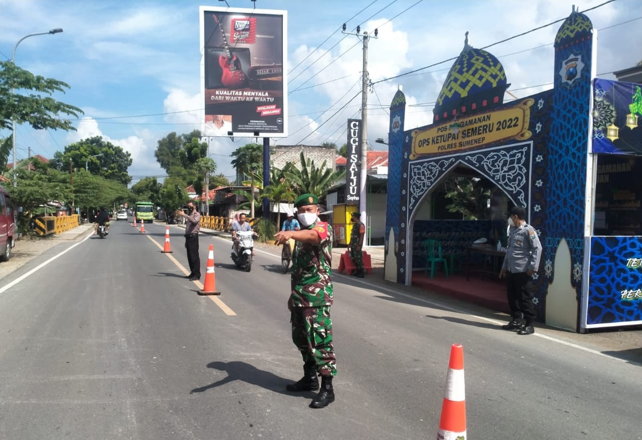 Pastikan Arus Mudik Aman, Babinsa Ganding Bantu Urai  Kepadatan Lalu Lintas